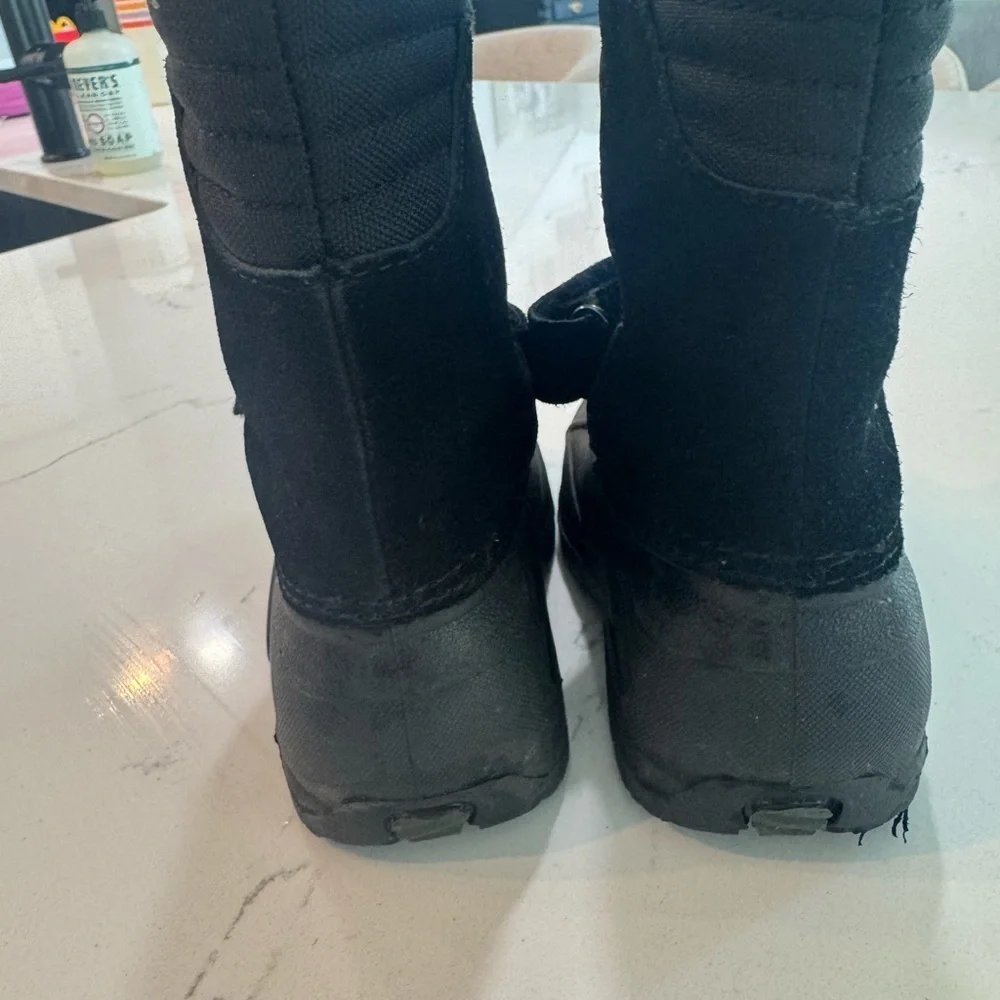 Youth Kids Totes Snow Boots. Youth Size 6. Good used condition. Black.